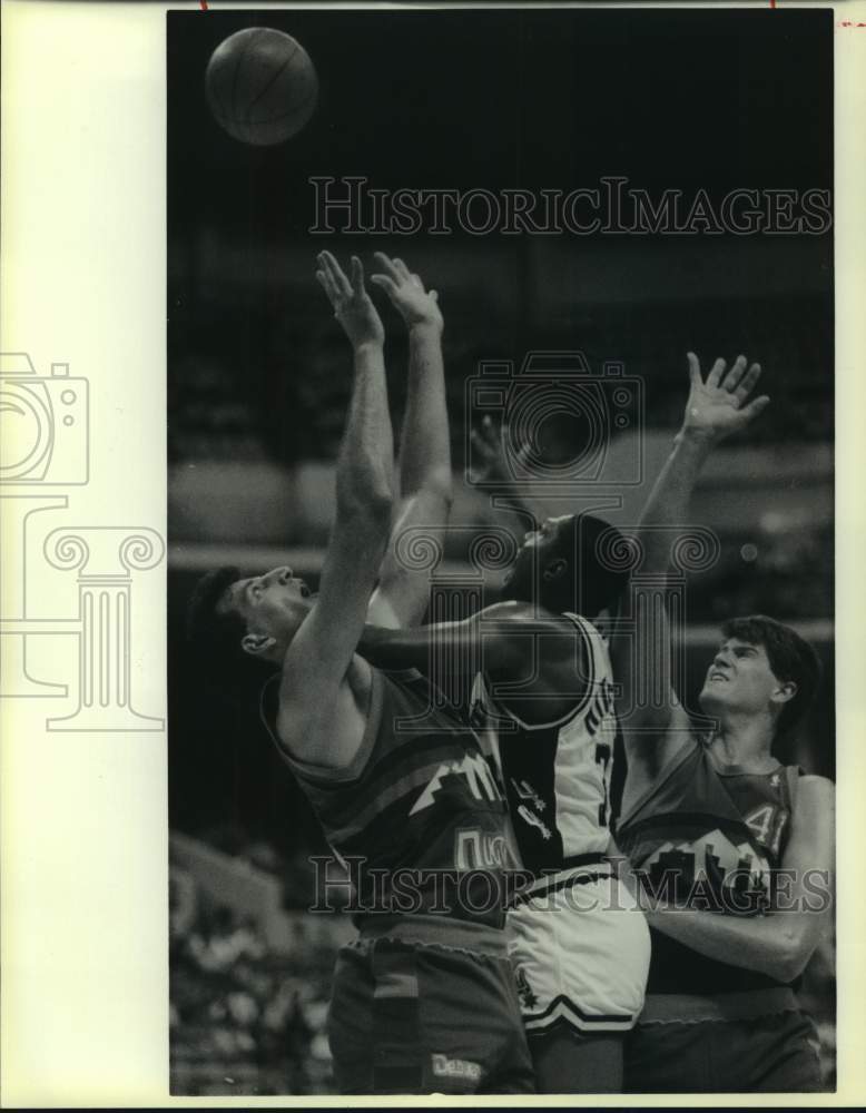 1988 Press Photo San Antonio Spurs and Denver Nuggets play NBA basketball - Historic Images