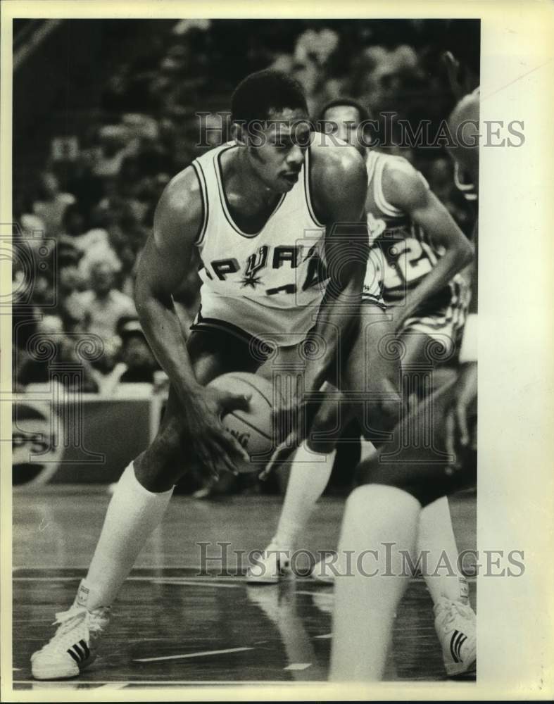 1983 Press Photo San Antonio Spurs basketball player Mike Mitchell vs. the Kings - Historic Images