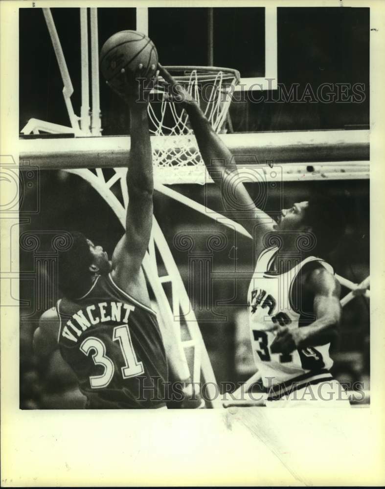1982 Press Photo San Antonio Spurs basketball player Mike Mitchell, Jay Vincent - Historic Images