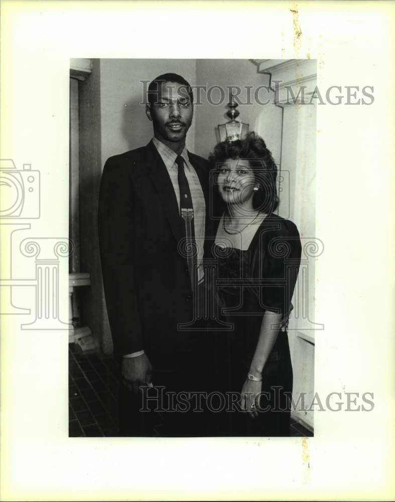 1987 Press Photo San Antonio Spurs basketball player Mike Mitchell &amp; wife Diana - Historic Images