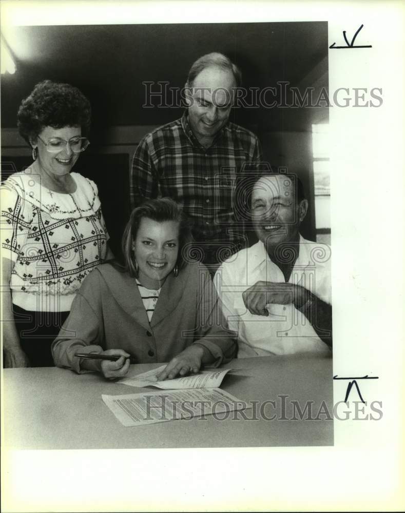 1990 Press Photo Softball player Stacy Kiolbassa signs to play for SW Texas - Historic Images