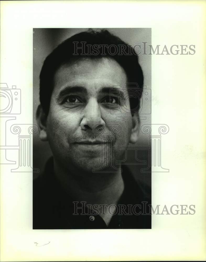 1988 Press Photo Holy Cross High basketball coach Paul Mendoza - sas15032 - Historic Images