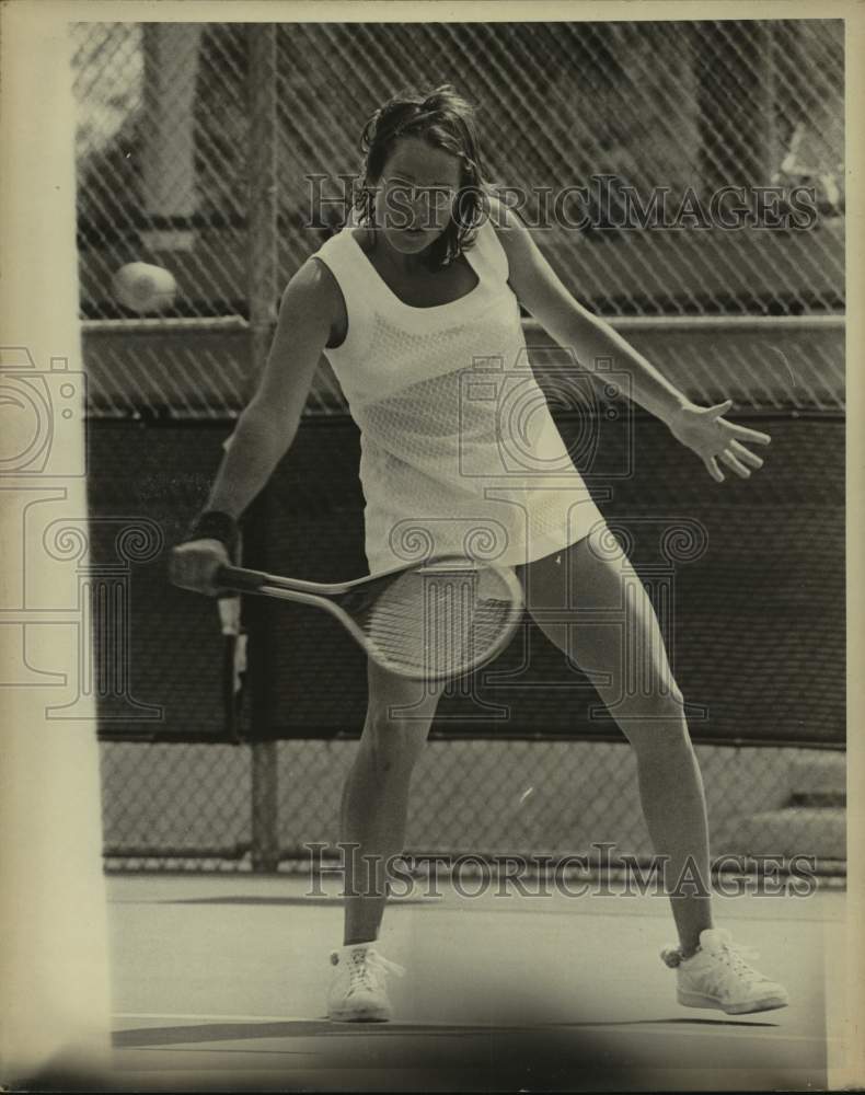 Press Photo Tennis player Jo Anne Russell - sas15086 - Historic Images