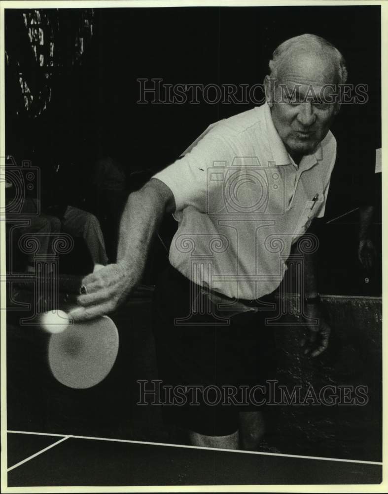 1990 Press Photo Lowell &quot;Duke&quot; Embs plays Senior Olympics table tennis - Historic Images