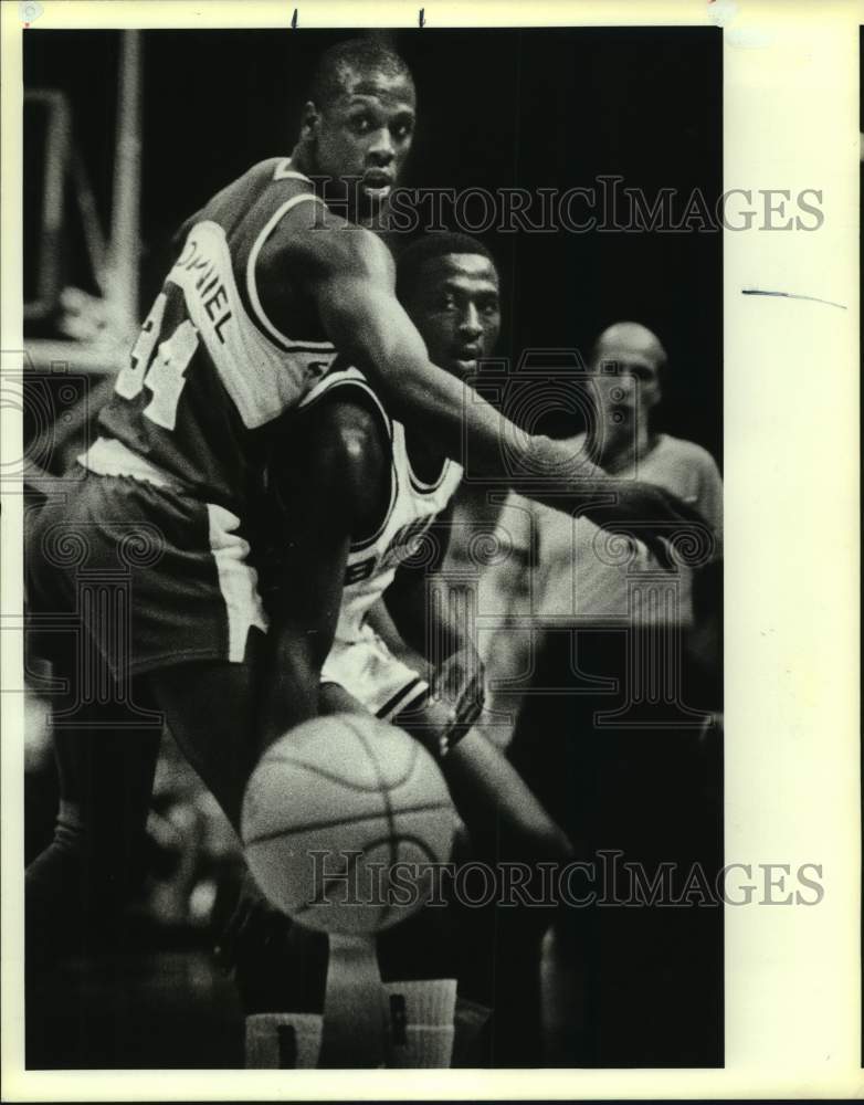 1986 Press Photo San Antonio Spurs and Seattle SuperSonics play NBA basketball - Historic Images