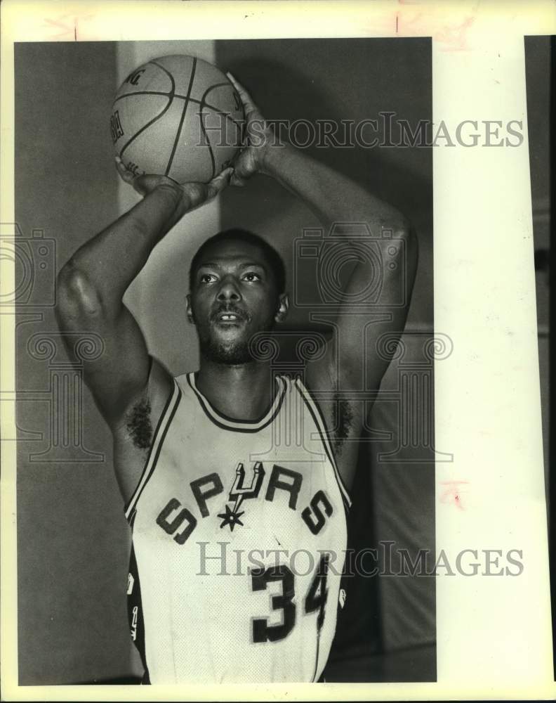 1984 Press Photo San Antonio Spurs basketball player Mike Mitchell - sas15322 - Historic Images
