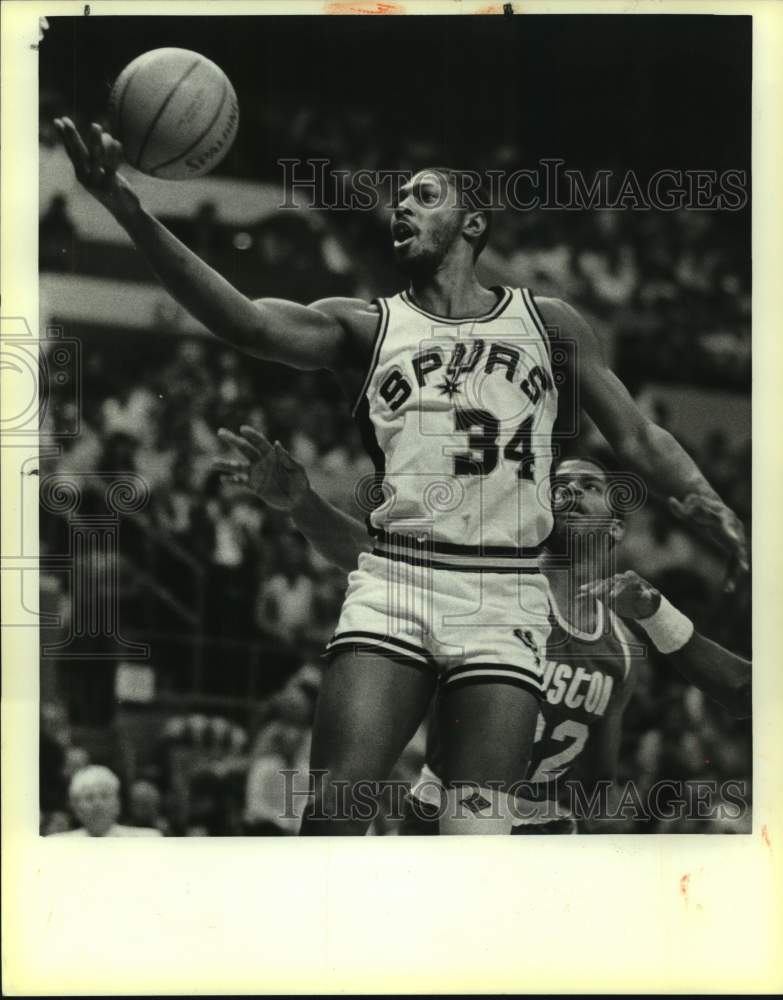 1986 Press Photo San Antonio Spurs basketball player Mike Mitchell vs. Houston- Historic Images