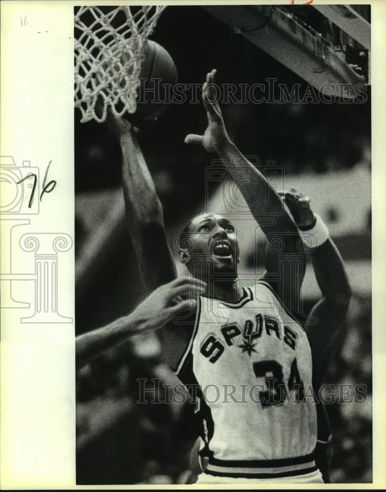 1986 Press Photo San Antonio Spurs basketball player Mike Mitchell vs. Dallas - Historic Images