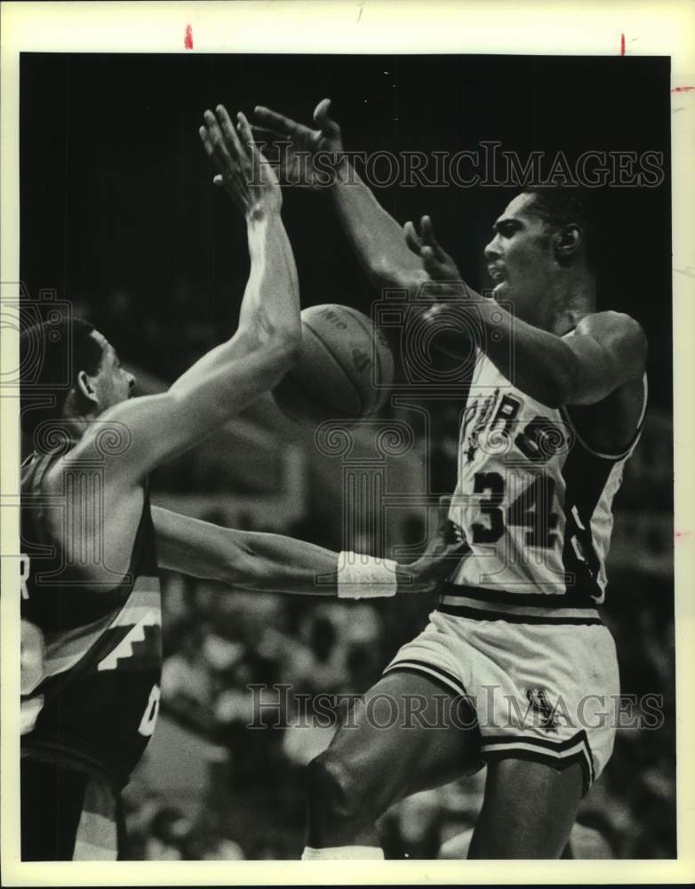 1986 Press Photo San Antonio Spurs basketball player Mike Mitchell - sas15325 - Historic Images