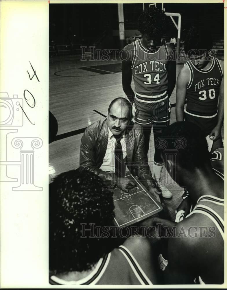 1986 Press Photo Fox Tech High basketball coach Roland Lopez - sas15334 - Historic Images