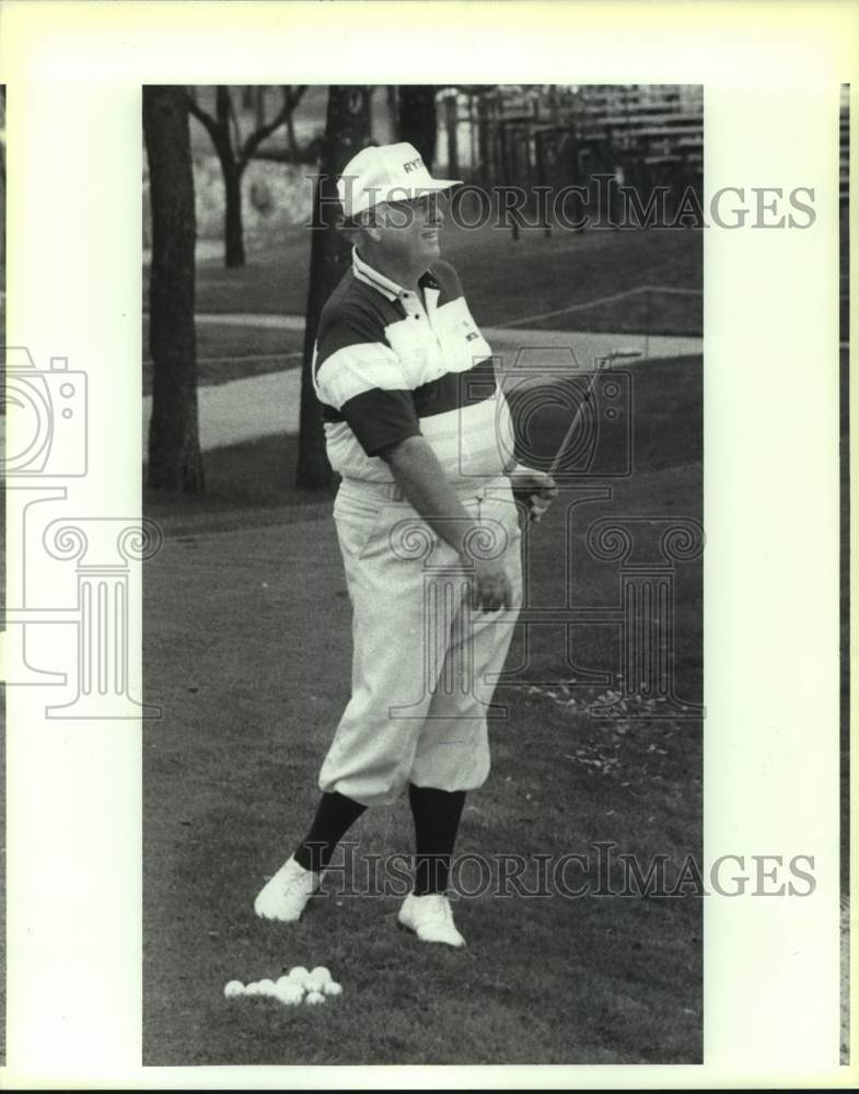 1990 Press Photo Senior PGA Tour golfer Billy Casper at Dominion Country Club - Historic Images