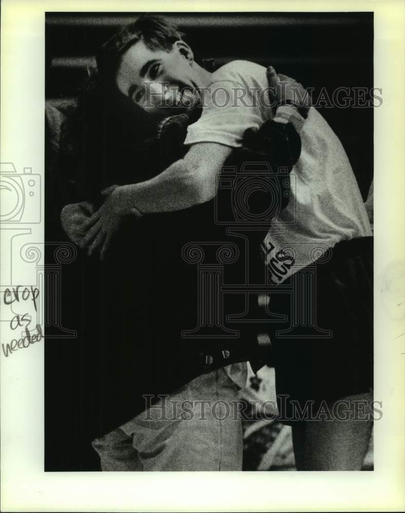 1989 Press Photo Texas Special Olympics basketball player Carl Geisecke and fan - Historic Images