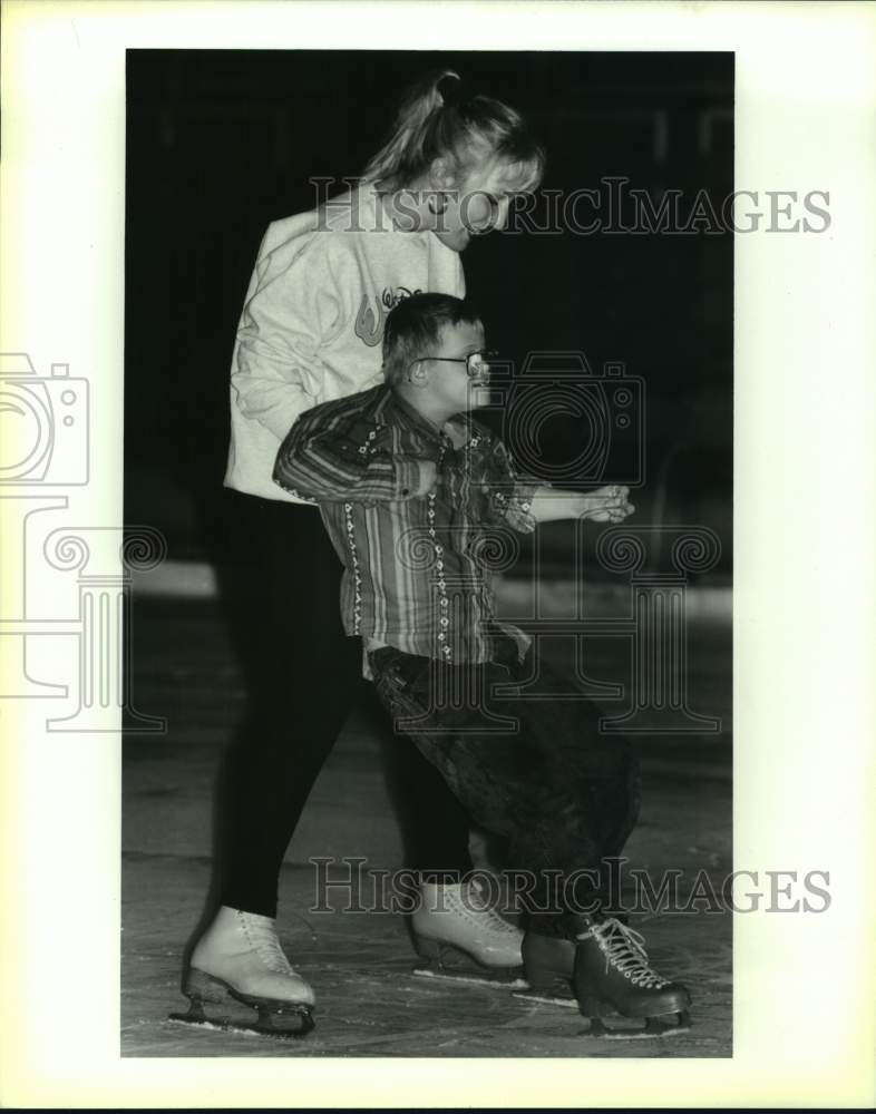 1994 Press Photo Pro ice skater Alison Lindsey with Special Olympian James Galik - Historic Images
