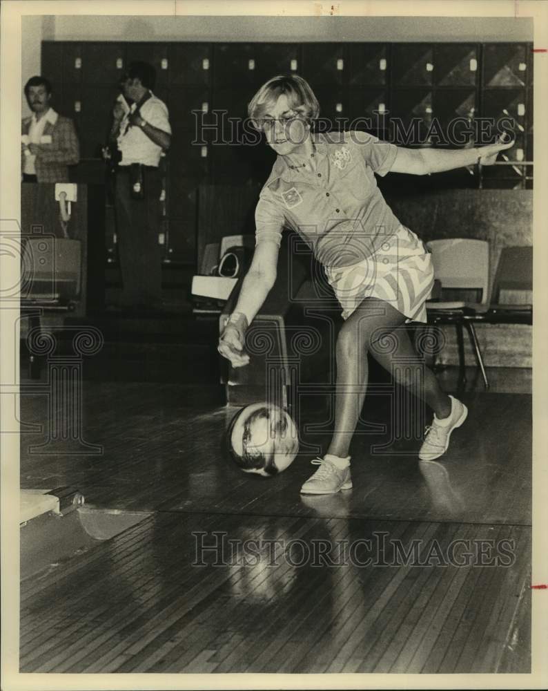 1977 Press Photo Bowler Judy Soutan in action - sas15442 - Historic Images