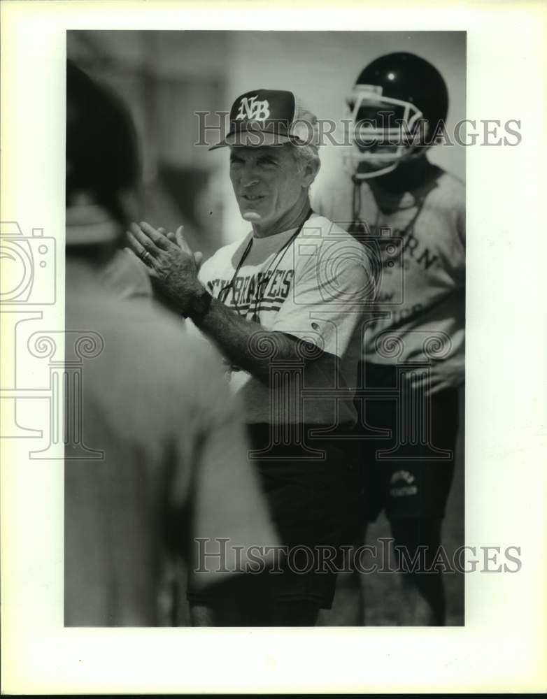 1992 Press Photo New Braunfels High football coach Lew Simmonds at practice - Historic Images