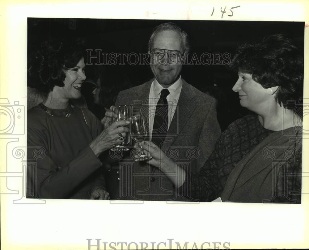 1987 Press Photo Joe Straus, KLRN Wine and Cuisine Tasting, North Star Mall - Historic Images