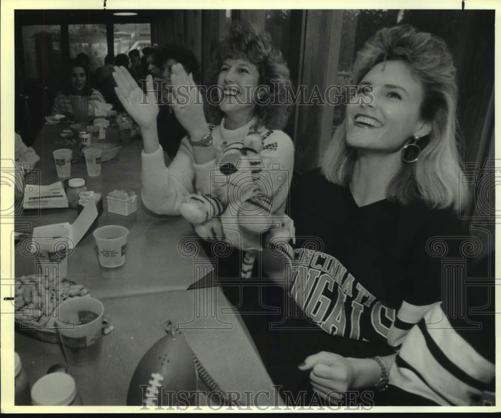 1989 Press Photo Two Cincinnati Bengals fans watch the Super Bowl in San Antonio - Historic Images