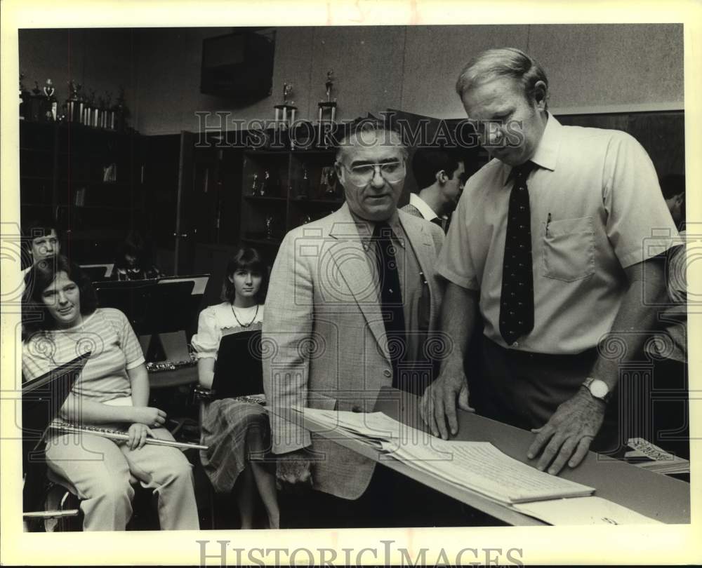 1984 Press Photo Al Sturchio and MacArthur High band director Bill Bradley - Historic Images