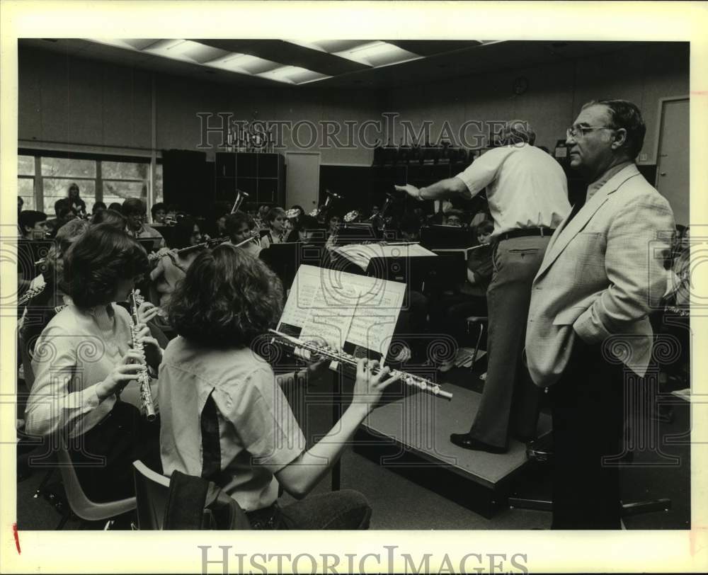 1984 Press Photo Al Sturchio listens to the MacArthur High School band - Historic Images