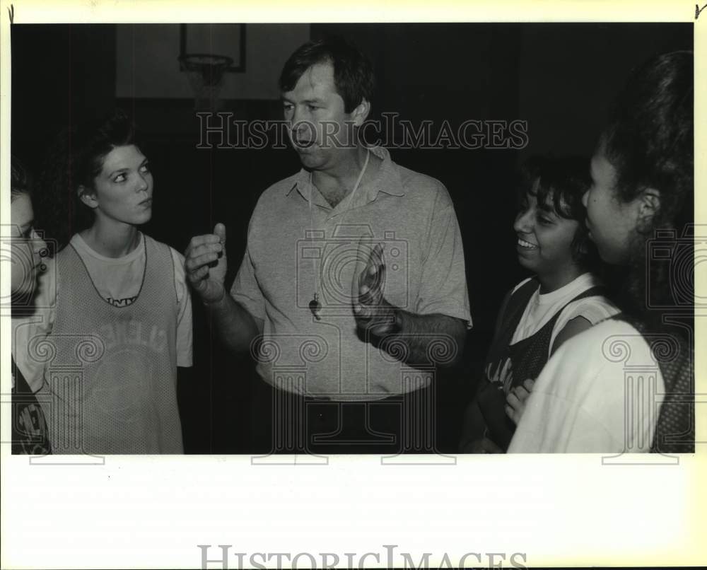 1991 Press Photo Samuel Clemens High girls basketball coach Stan Siler - Historic Images