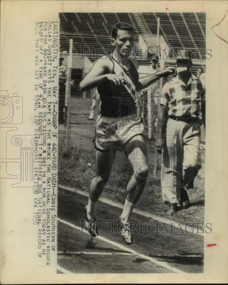1955 Press Photo Eddie Southern of Dallas Sunset breaks a 440-yard dash record- Historic Images