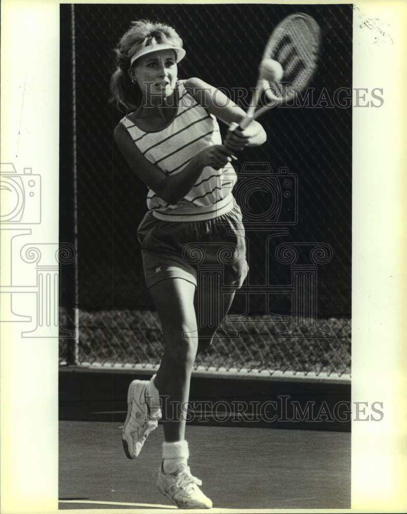 1988 Press Photo Lynn Staley plays a USTA tennis event - sas15707 - Historic Images