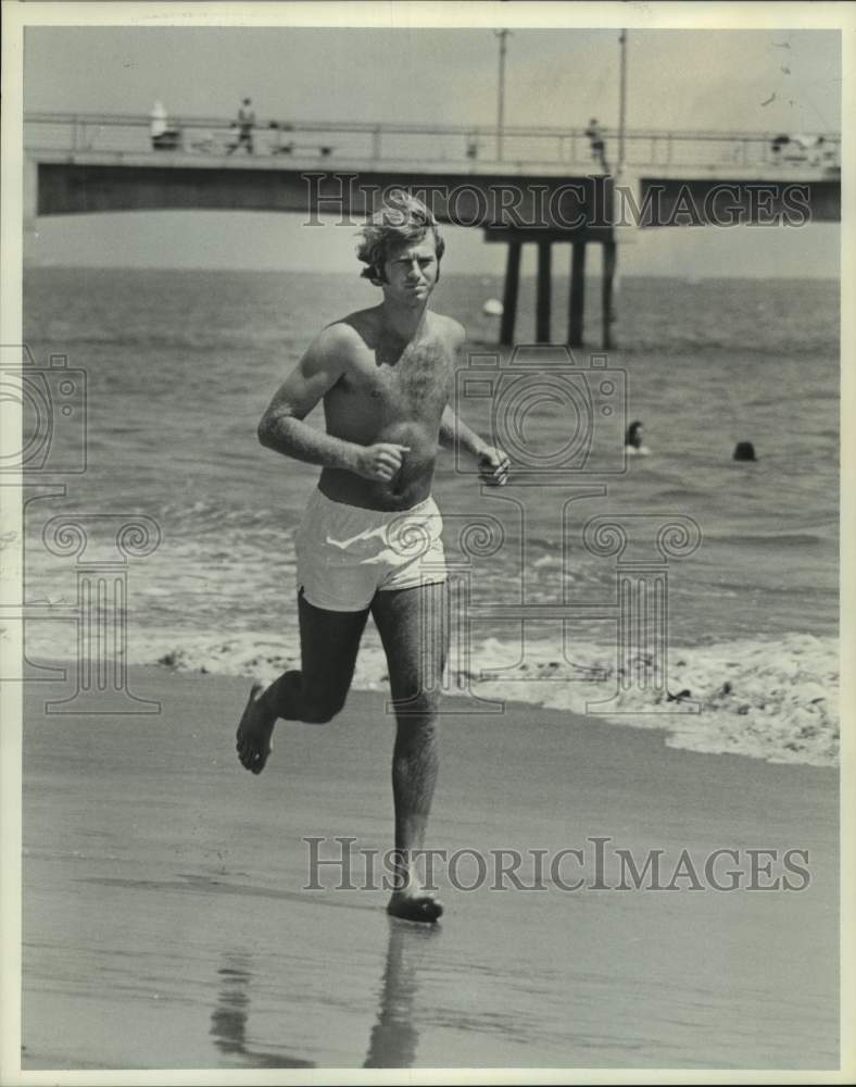 Press Photo San Antonio Spurs basketball player Chuck Terry runs on the beach - Historic Images