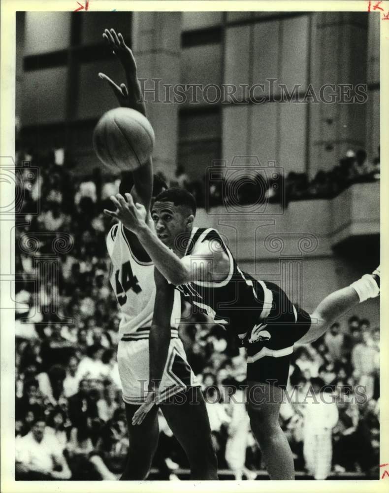 1988 Press Photo Sam Houston and East Central play high school basketball - Historic Images