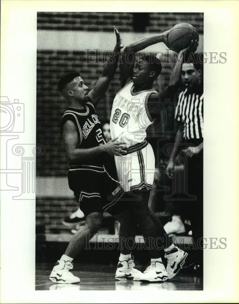 1991 Press Photo Oklahoma City and Wayland Baptist play college basketball - Historic Images