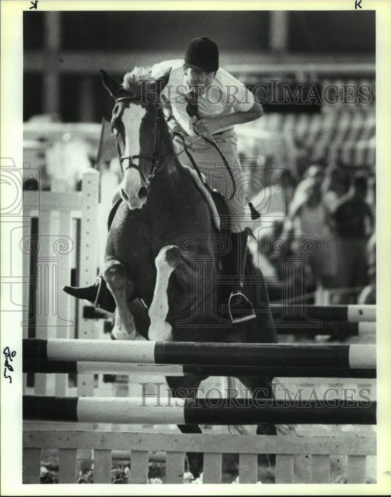 1990 Press Photo Modern pentathlete Rob Stull during riding competition - Historic Images