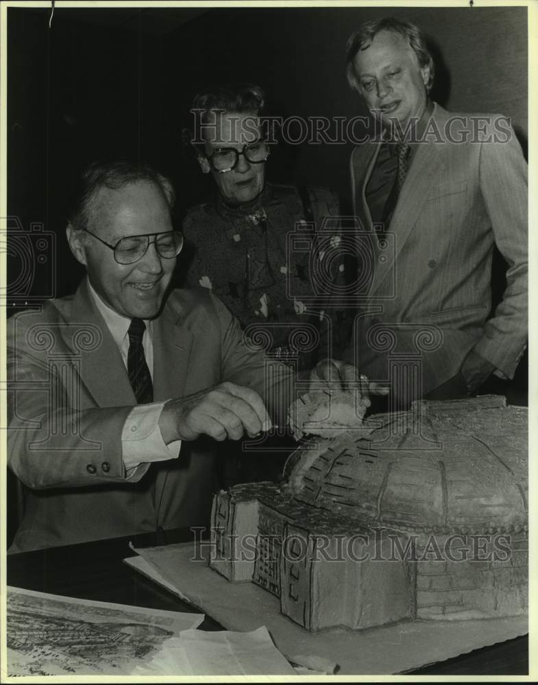 1988 Press Photo Joe Straus cutting cake at Bexar County Courthouse - sas15777 - Historic Images