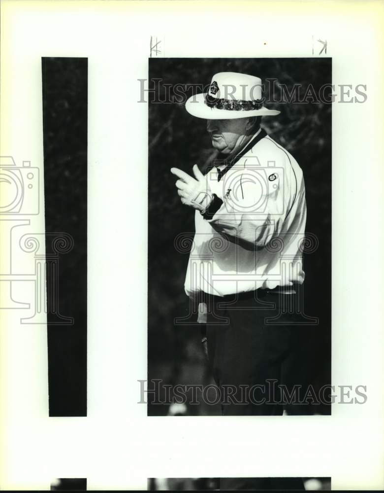 1993 Press Photo Golfer J.C. Snead acknowledges the crowd at the Vantage - Historic Images