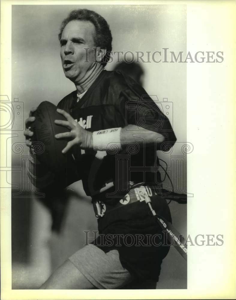 1991 Press Photo Quarterback Roger Staubach plays the Pro Football Legends Bowl - Historic Images