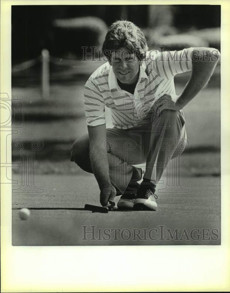 1985 Press Photo Golfer Danny Edwards lines up a putt at the Texas Open - Historic Images