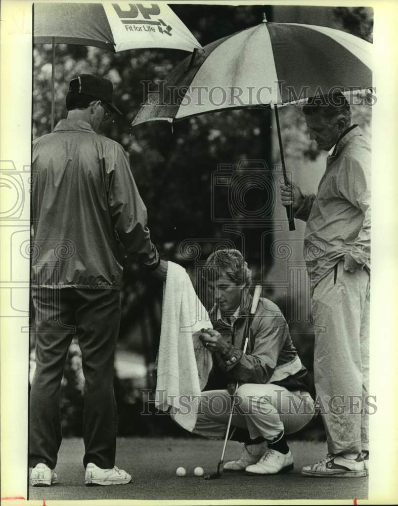 1985 Press Photo Golfer Willie Wood with dad Willard and caddie John Springer - Historic Images