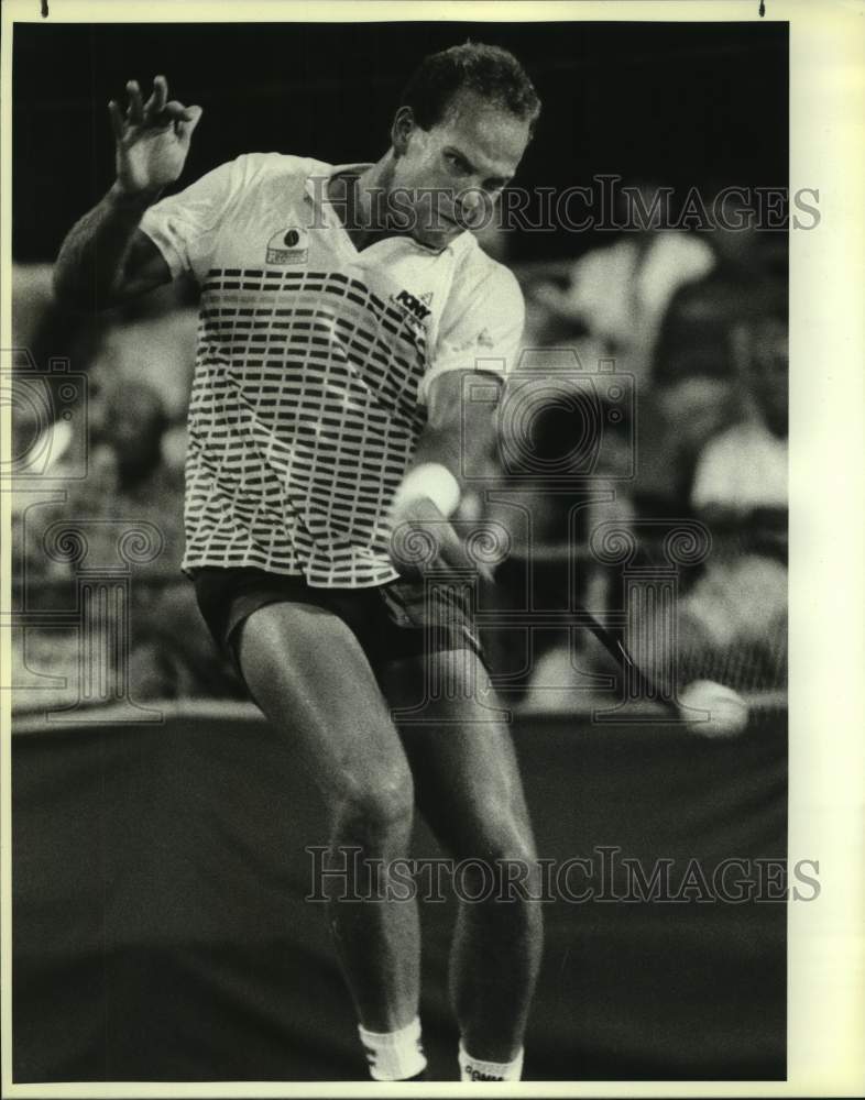 1986 Press Photo Tennis player Ben Testerman in action vs. Terry Moor - Historic Images