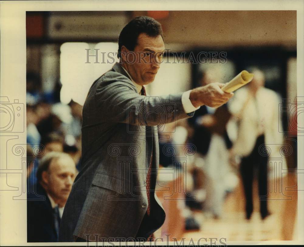 Press Photo A basketball coach in action - sas15864 - Historic Images