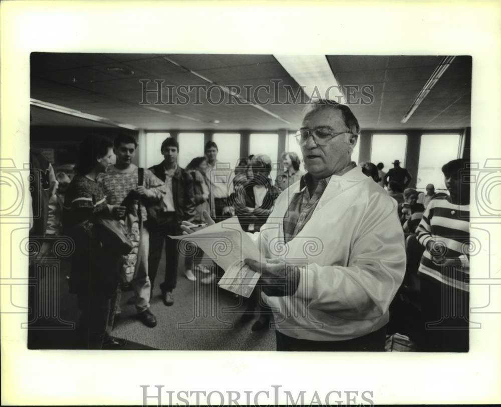 1988 Press Photo Band director Al Sturchio with Cotton Bowl band members - Historic Images