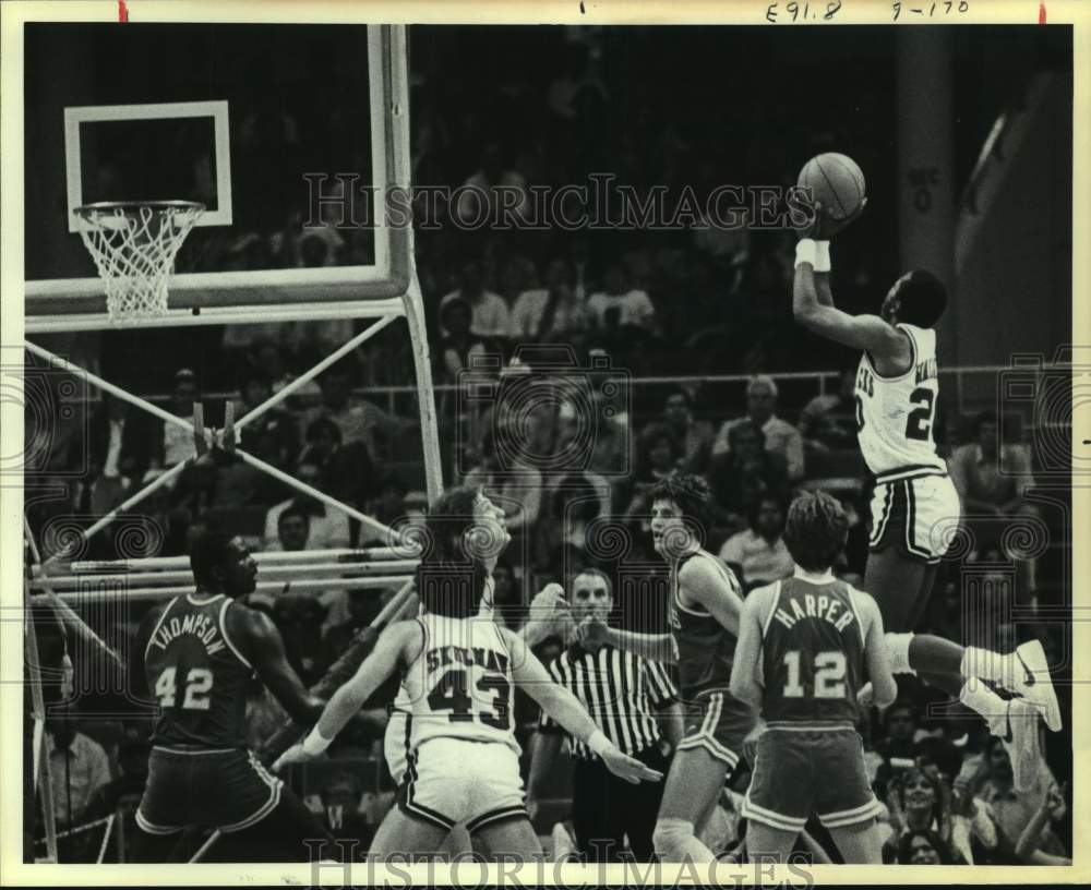 1981 Press Photo Southwest Conference college basketball players in action - Historic Images