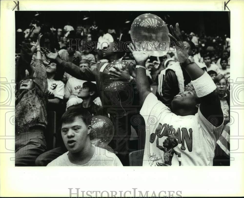 1990 Press Photo Special Olympics basketball player Bernard Ray of Judson High - Historic Images