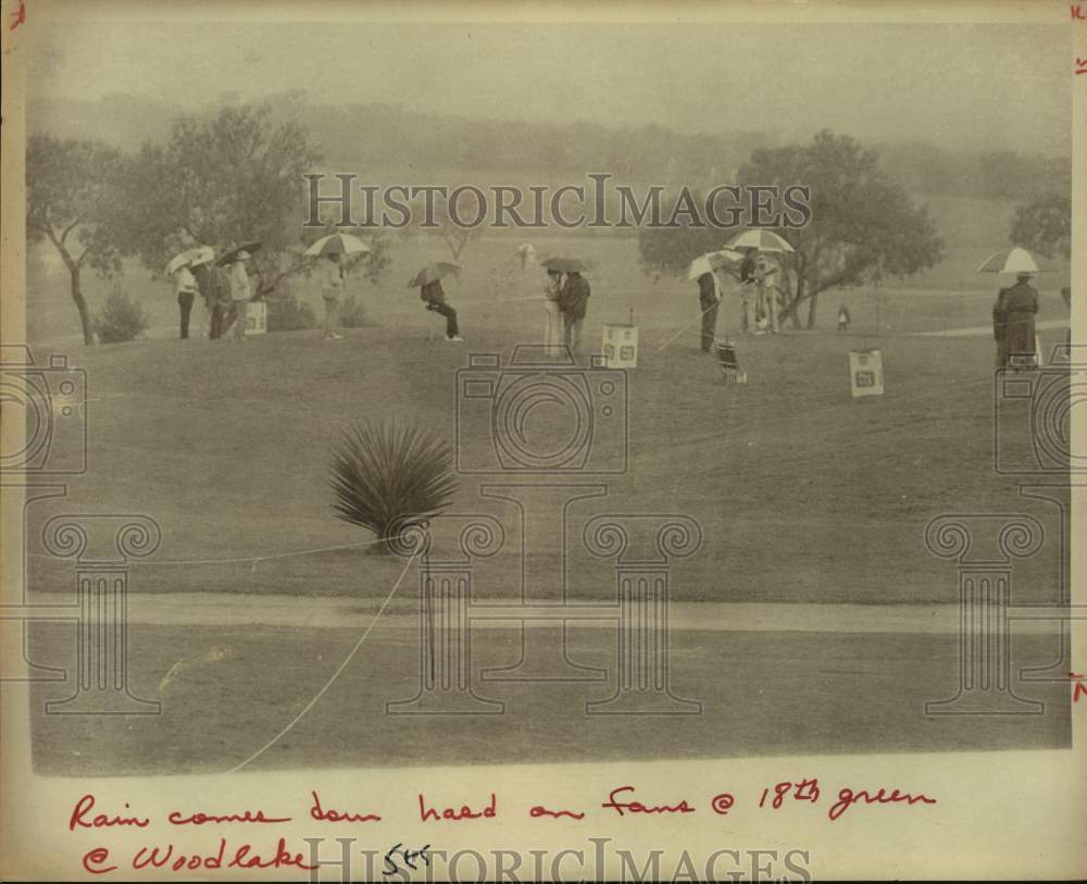 1976 Press Photo Fans brave the rain at the Texas Open golf tournament- Historic Images