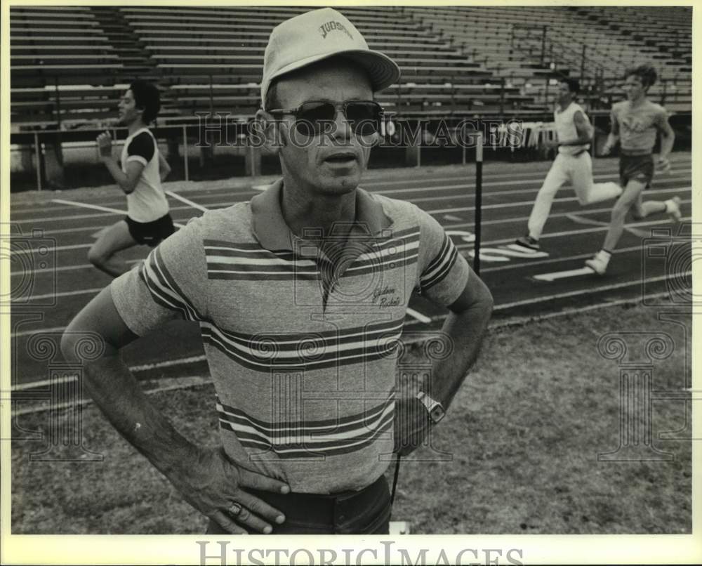 1986 Press Photo Judson High track and field coach Jerry Trees - sas15978 - Historic Images