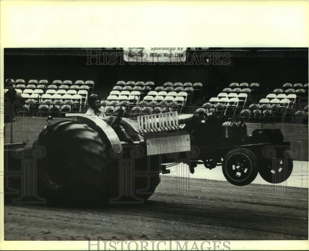 1984 Press Photo Ronnie Hurtig drives "Hopeless Case" during a tractor pull - Historic Images