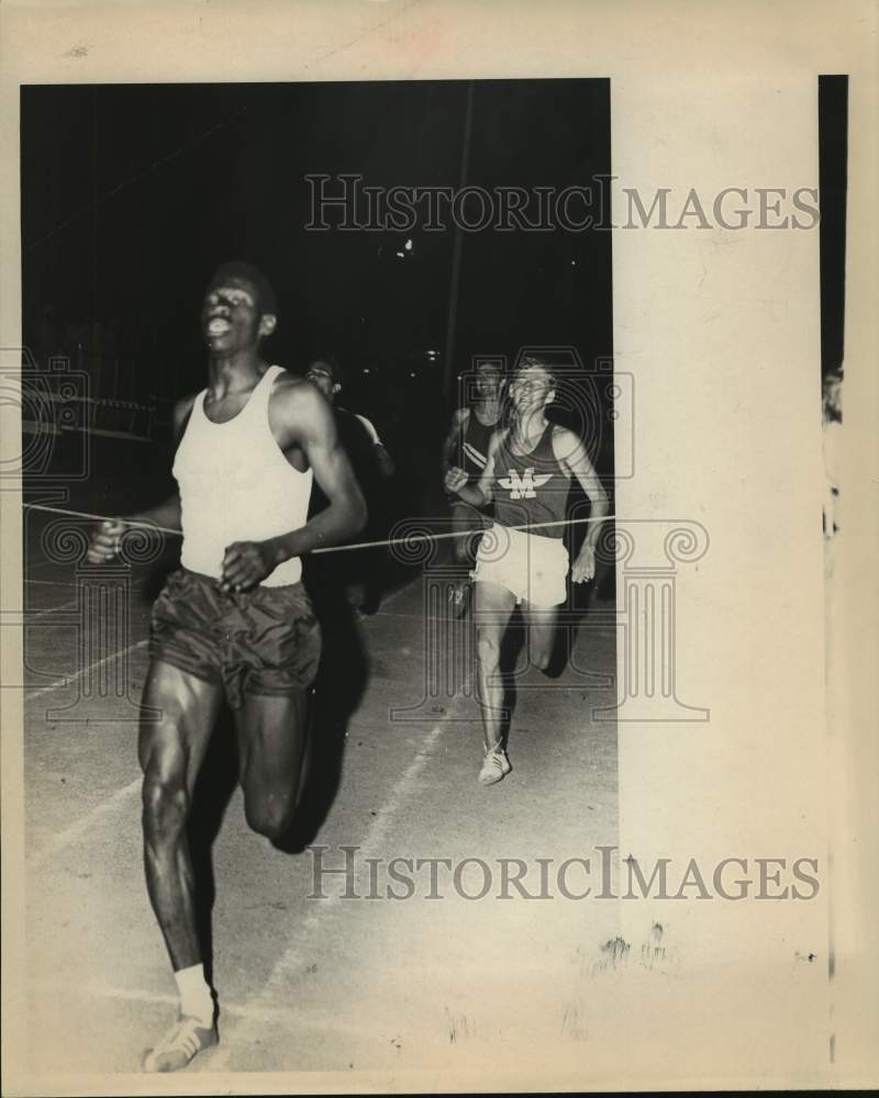 Press Photo Wheatley High track athlete Larry Davis wins an 880 run - sas16011 - Historic Images