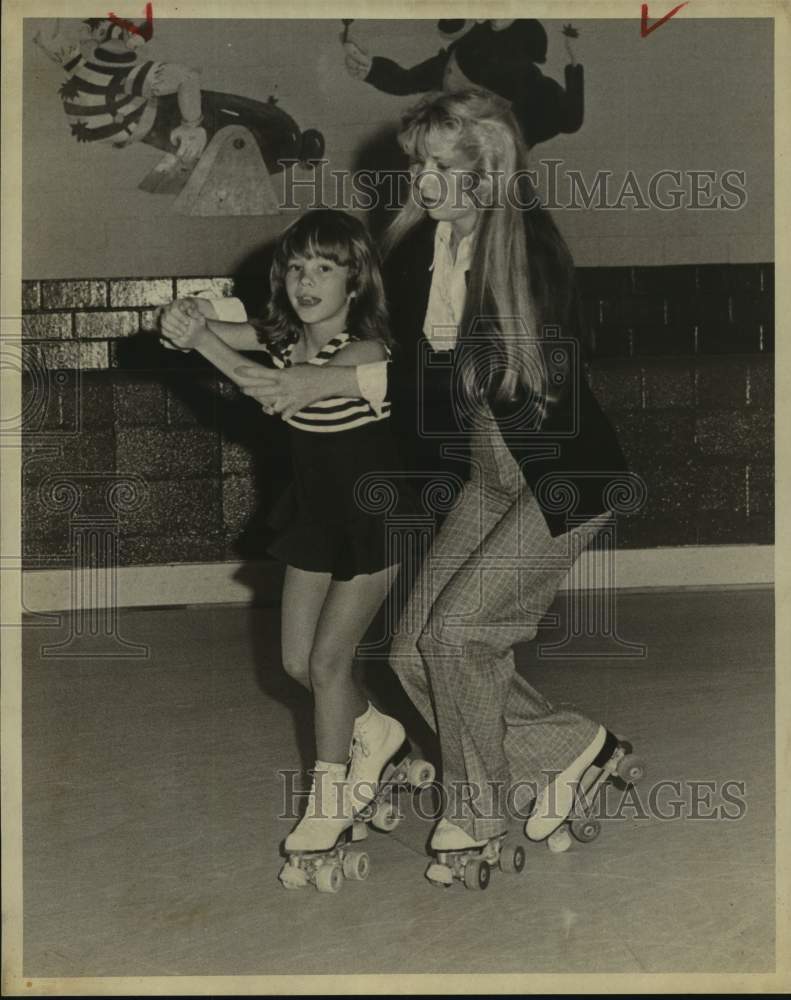 1975 Press Photo Roller skater Julie Buckfield with instructor Gracie Martinez - Historic Images