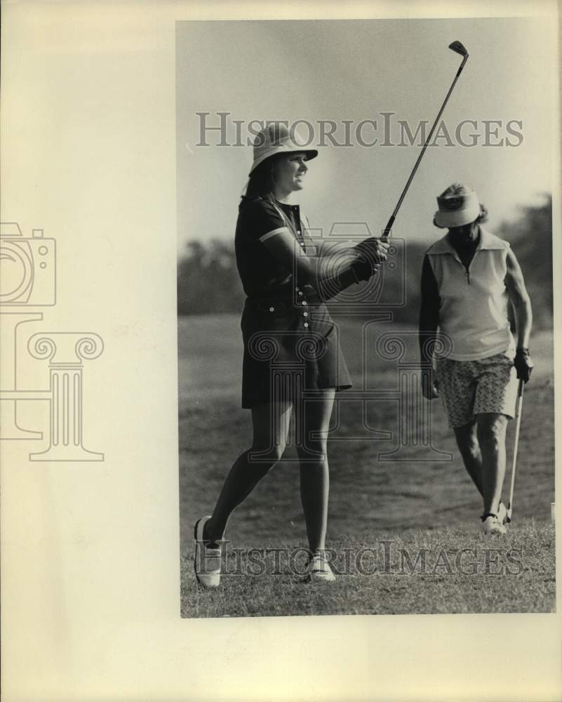 1972 Press Photo Golfers LuAnn Thames and Dodie Sullivan - sas16024- Historic Images