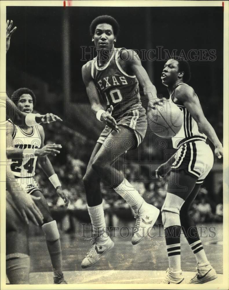 1980 Press Photo Texas and Arkansas play college basketball - sas16122 - Historic Images