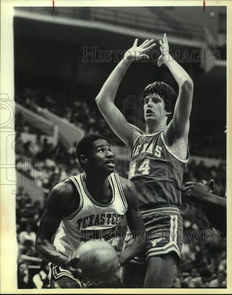 1981 Press Photo Texas and Texas Tech play men&#39;s college basketball - sas16127 - Historic Images