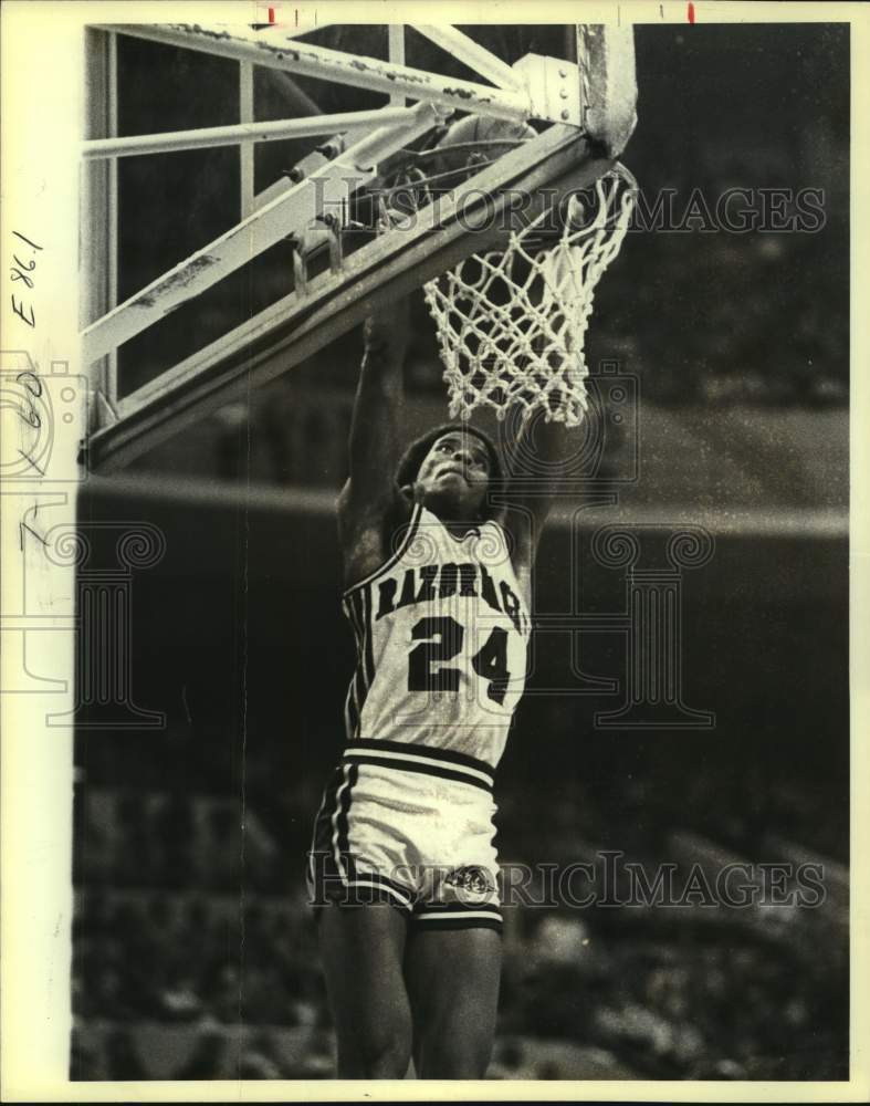 1980 Press Photo Arkansas college basketball player U.S. Reed slam dunk - Historic Images