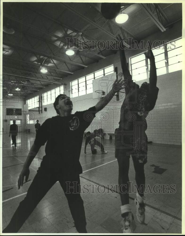 1994 Press Photo Mauricio Moreno and Sidney Winn during basketball practice - Historic Images